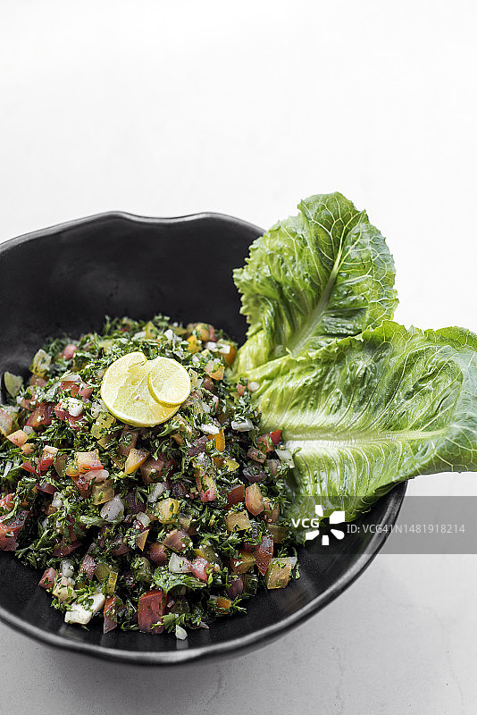 碗中的黎巴嫩中东风味有机塔布勒沙拉，罗马尼亚图片素材