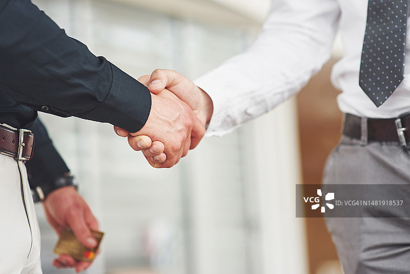 交易达成后，两名男子成功握手（罗马尼亚）图片素材