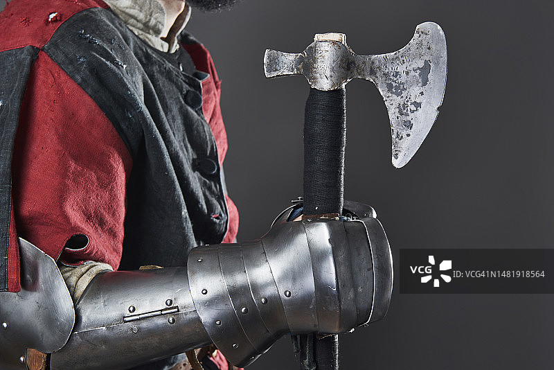 灰色背景上的中世纪骑士：身穿锁子甲的罗马尼亚战士肖像图片素材