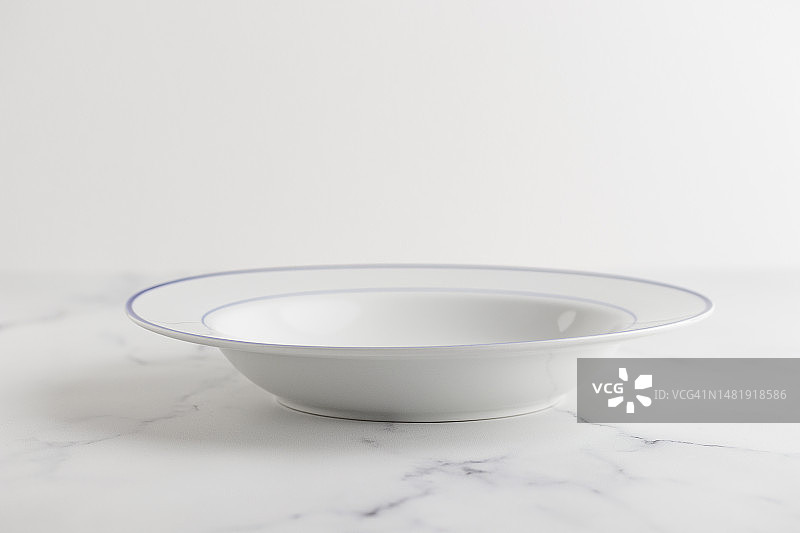 白色背景上的空白白色汤盘，芬兰图片素材