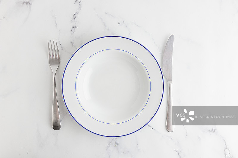 白色背景上的白色空汤盘俯视图，芬兰图片素材