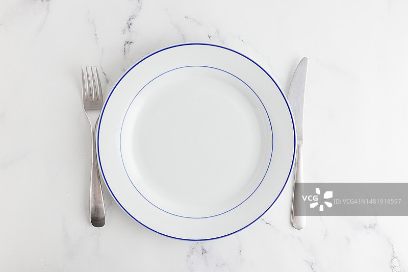芬兰白色背景上的空白餐盘俯视图图片素材