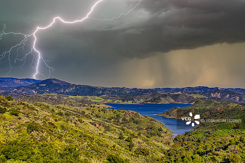 卡西塔斯湖的闪电景观（美国加利福尼亚州）图片素材
