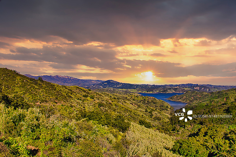 美国加利福尼亚卡西塔斯湖日落景色图片素材