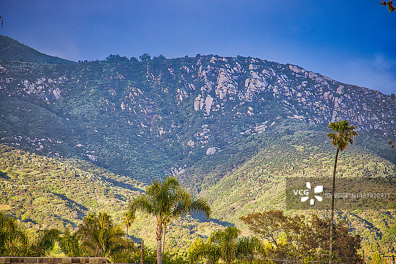 美国加利福尼亚州卡西塔斯湖的晴朗蓝天山景图片素材