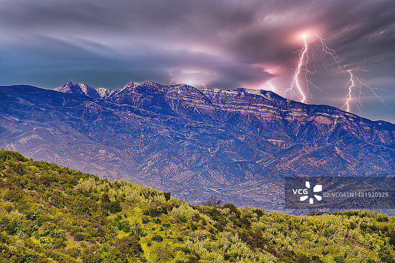 卡西塔斯湖的闪电山景图片素材