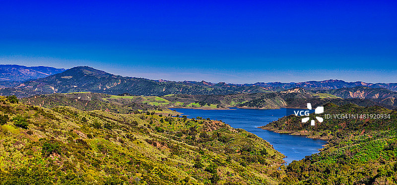 美国加利福尼亚州卡西塔斯湖海天山景图片素材