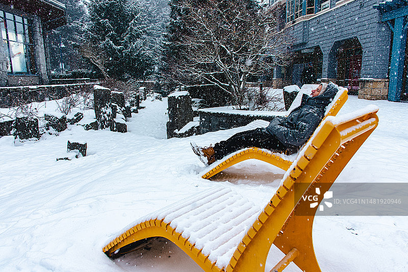 游客坐在惠斯勒村的黄色椅子上图片素材