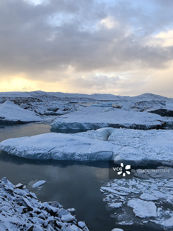 冰岛西部地区日落时分的冰冻湖泊风光图片素材