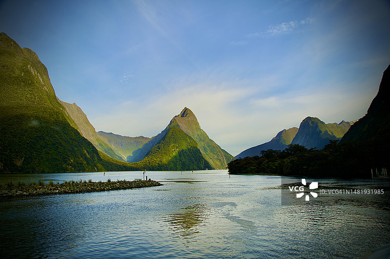 新西兰米尔福德峡湾湖光山色风光图片素材