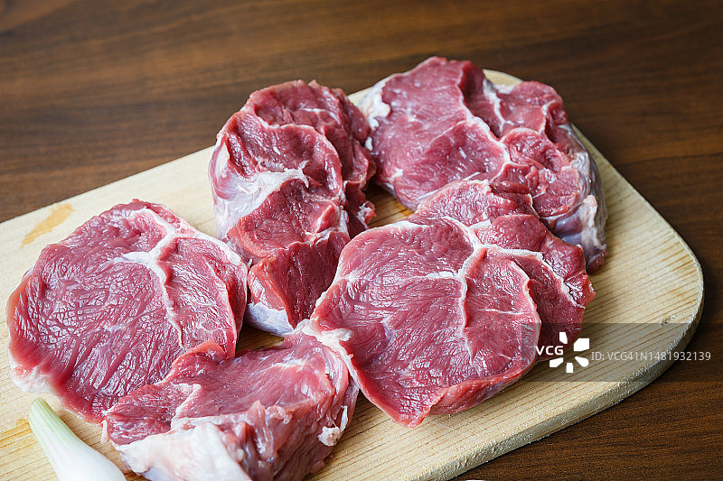 罗马尼亚木制砧板上的新鲜生牛肉图片素材