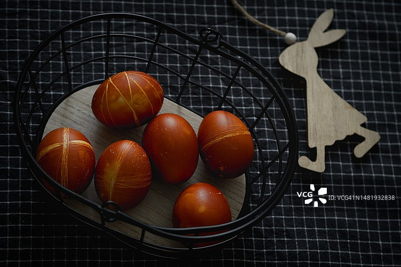 德国桌子上篮子里鸡蛋的高角度视图图片素材