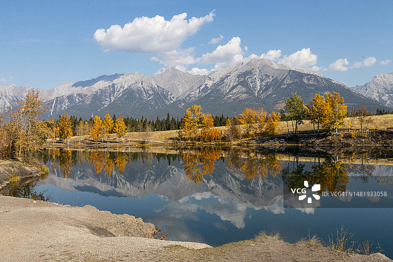 加拿大阿尔伯塔省坎莫尔湖光山色美景图片素材