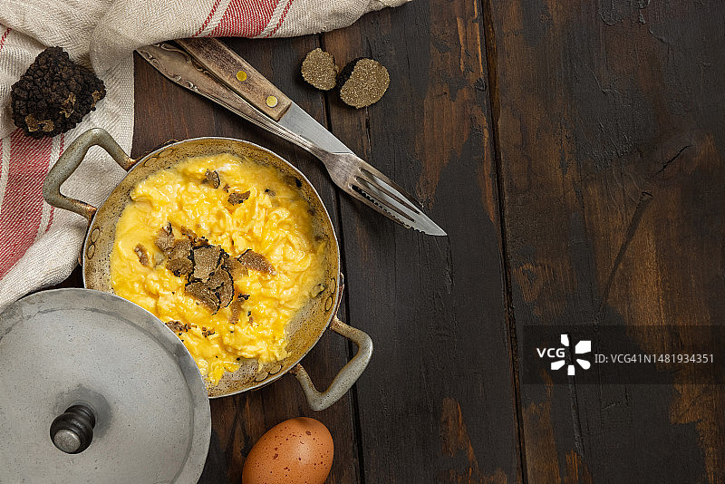 意大利黑松露炒蛋（平底锅装盛，顶部视角）图片素材