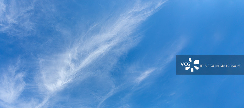 俄罗斯的蓝天上如羽毛般的天然白色卷云，天空背景图片素材