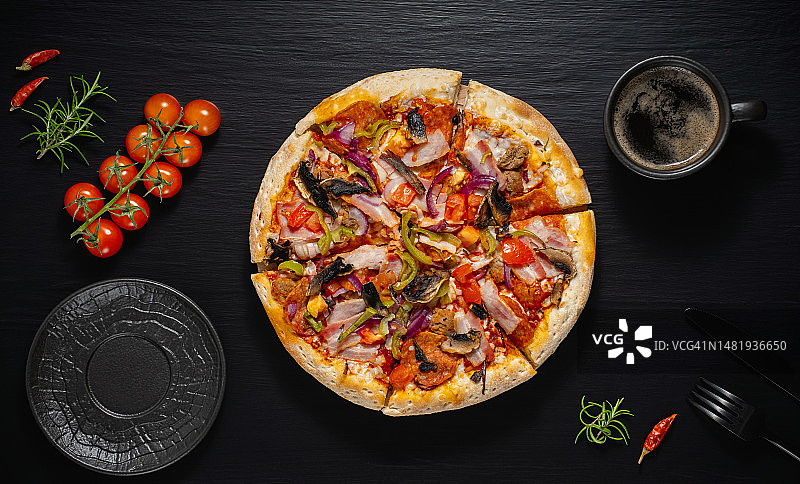 黑色背景上的新鲜热披萨和咖啡图片素材