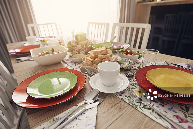 为传统复活节早餐准备的餐桌图片素材