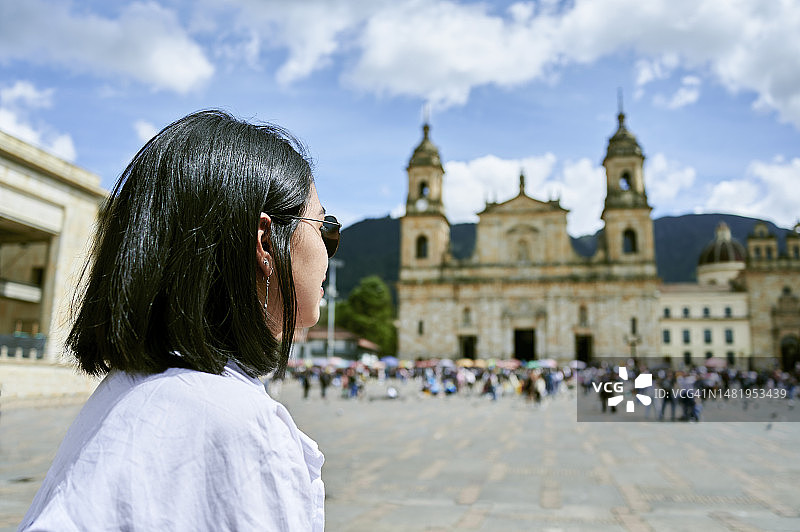 在波哥大玻利瓦尔广场的南美洲女子图片素材