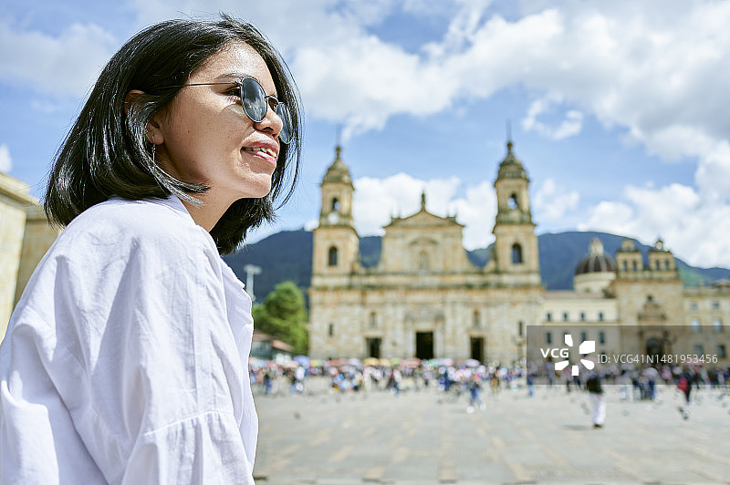 在波哥大玻利瓦尔广场的南美洲女子图片素材