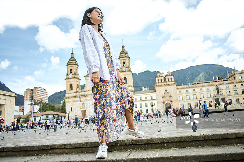 在波哥大玻利瓦尔广场行走的女人图片素材