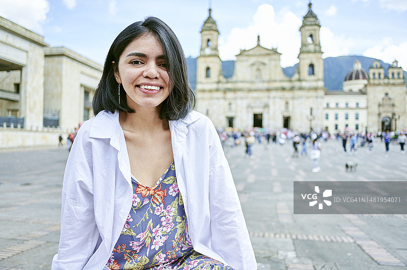 安第斯妇女与波哥大主教座堂的肖像图片素材