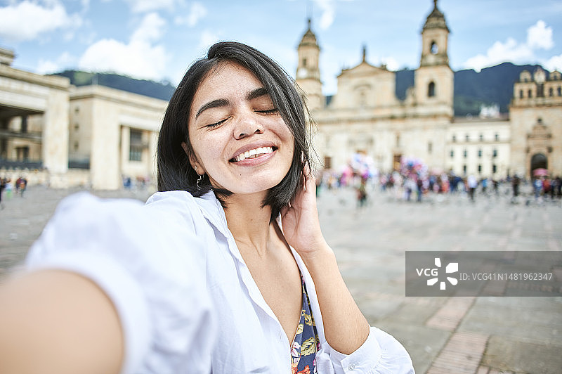 女人在波哥大玻利瓦尔广场自拍图片素材
