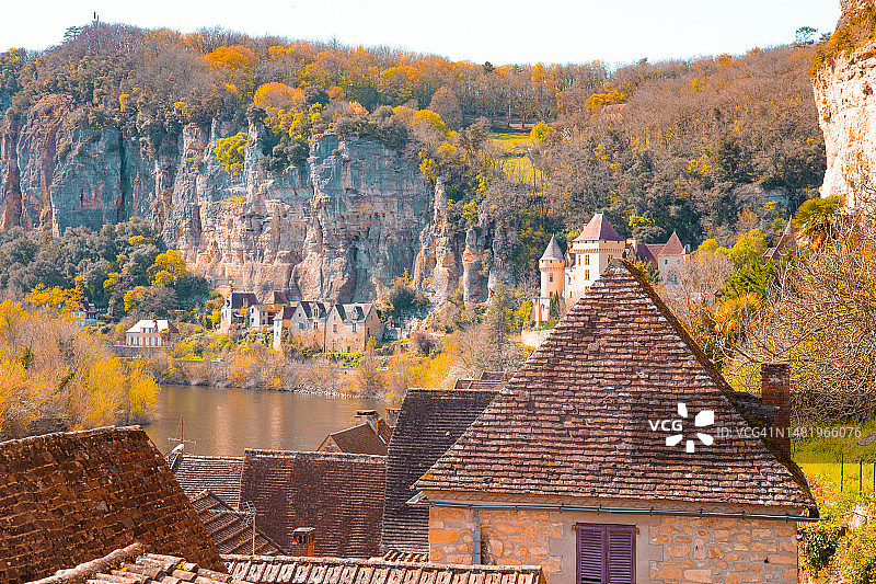 法国南部佩里戈尔地区的城堡小镇与河流图片素材