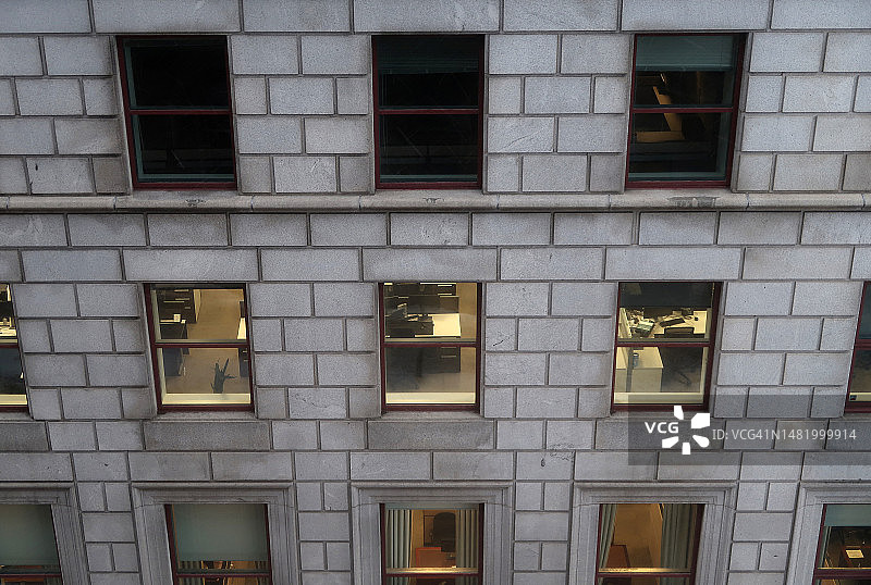 俯视办公楼外墙的窗户图片素材
