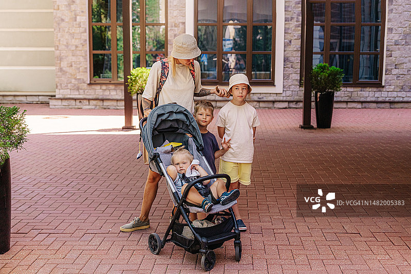 夏天妈妈带孩子推婴儿车全家福图片素材