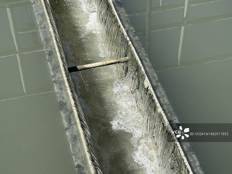 正在清理的废水箱图片素材