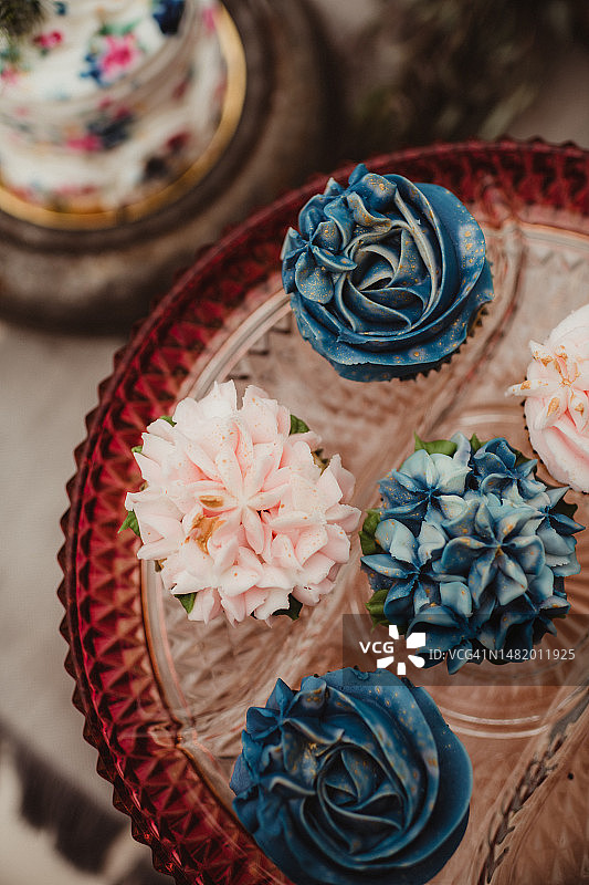 粉色和蓝色冰淇淋纸杯蛋糕图片素材