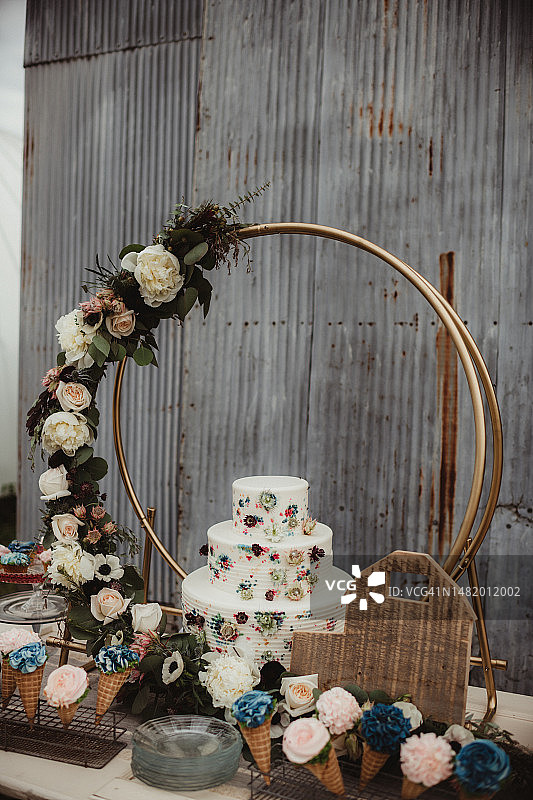 甜点桌上的婚礼蛋糕和冰淇淋图片素材