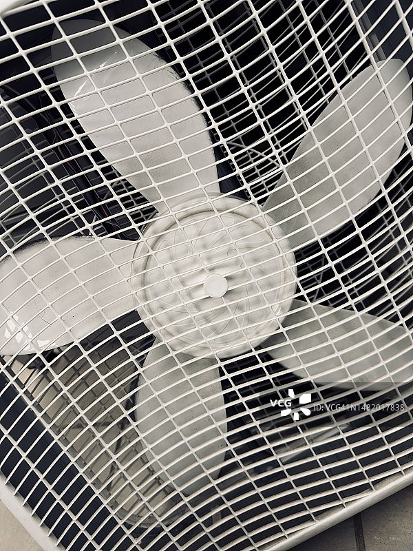 带有大型旋转叶片的盒子风扇图片素材