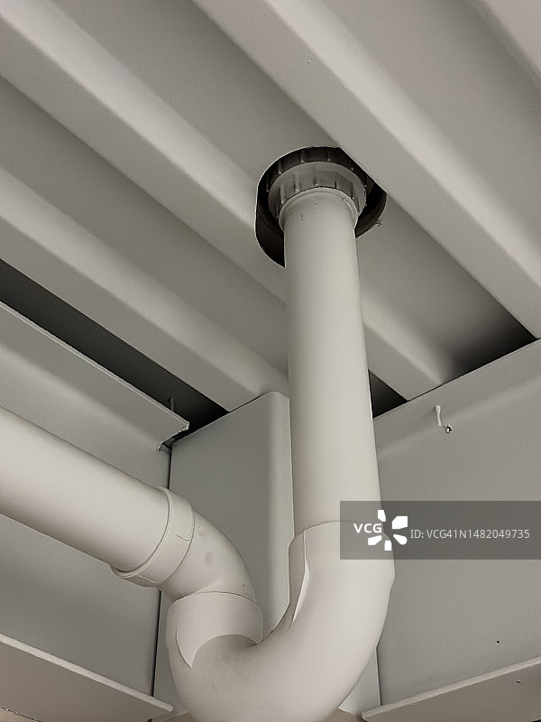 典型的住宅用污水弯管 - PVC管图片素材