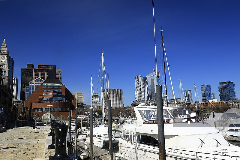 从波士顿港看城市天际线图片素材