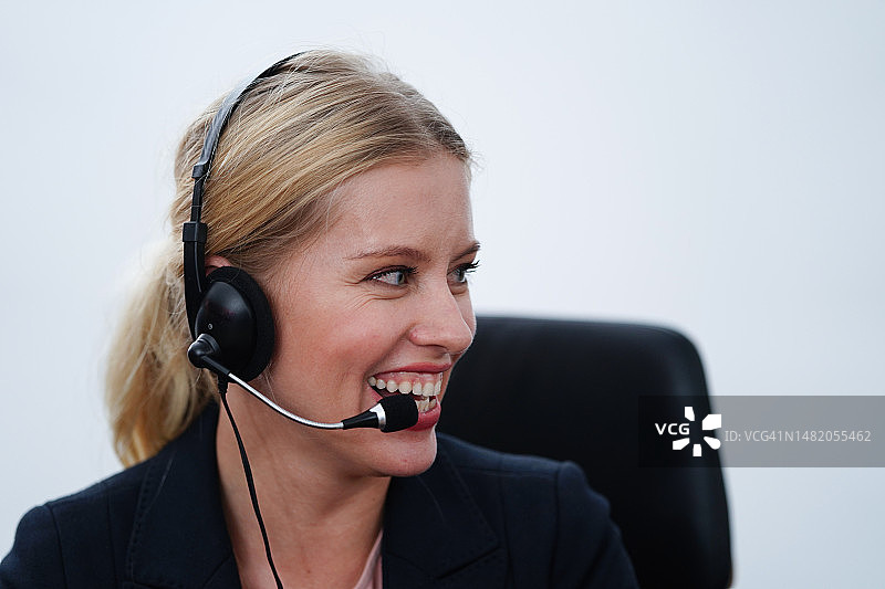 女人在办公室担任客户服务代理或呼叫中心图片素材