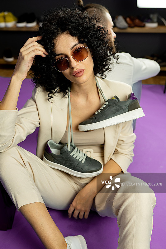 女人摆姿势展示运动鞋图片素材