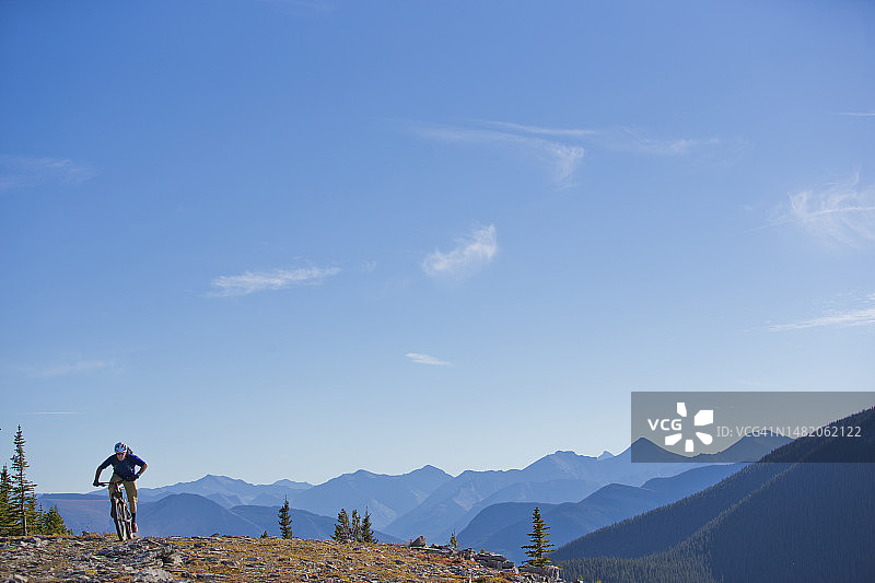 加拿大电动山地自行车骑行图片素材