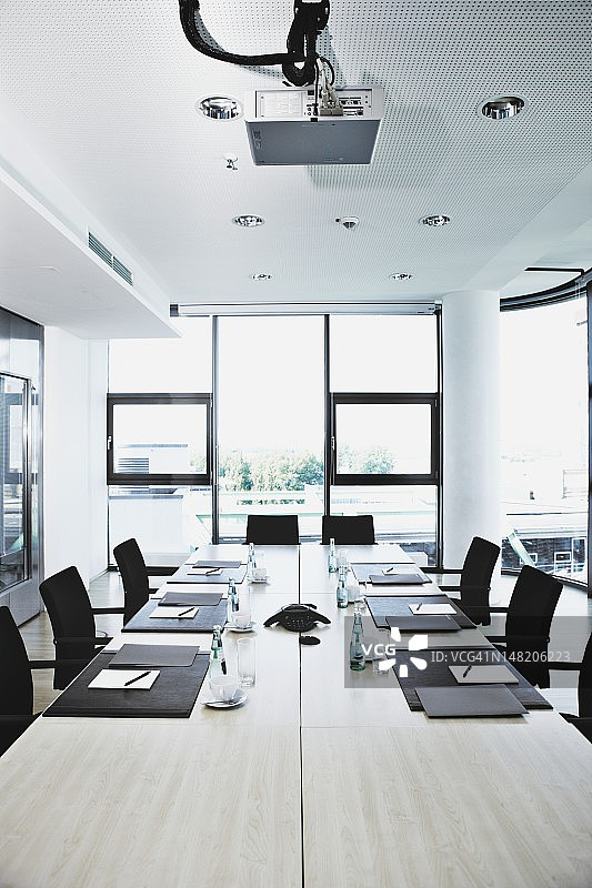 为会议准备的董事会会议室图片素材