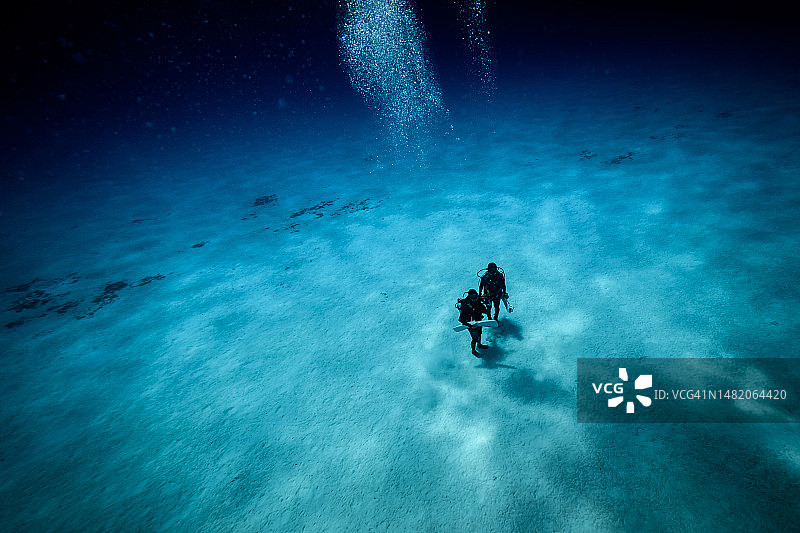 和朋友一起潜水图片素材