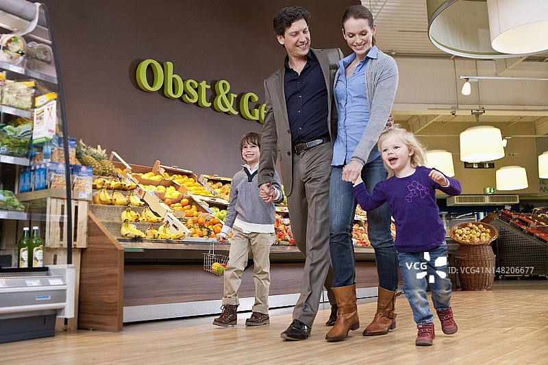 父母和两个孩子（4-5岁，6-7岁）购物图片素材