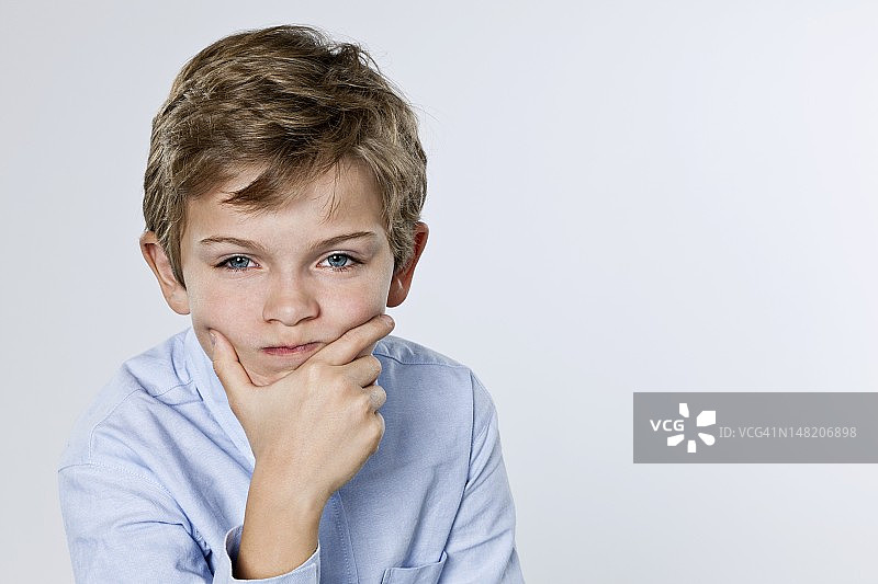 8-9岁男孩手托下巴肖像图片素材