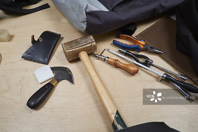 工匠空间的皮革加工工具图片素材
