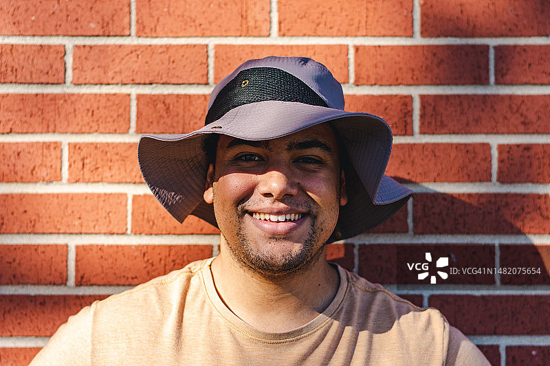 靠墙男子肖像图片素材