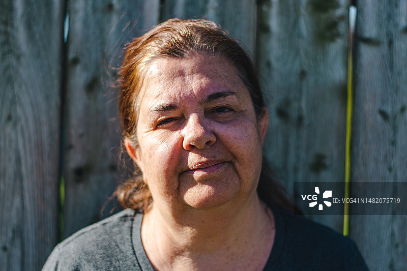 资深女性肖像图片素材