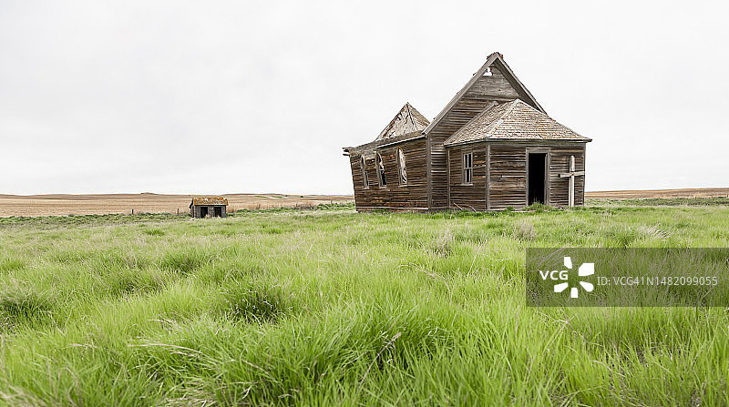 坍塌的乡村教堂屋顶图片素材
