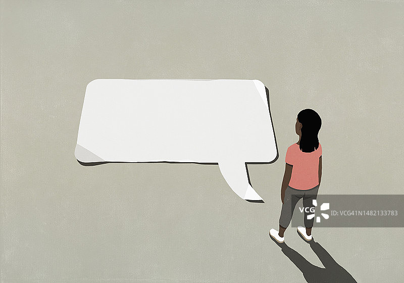 女子看手机通讯气泡图片素材