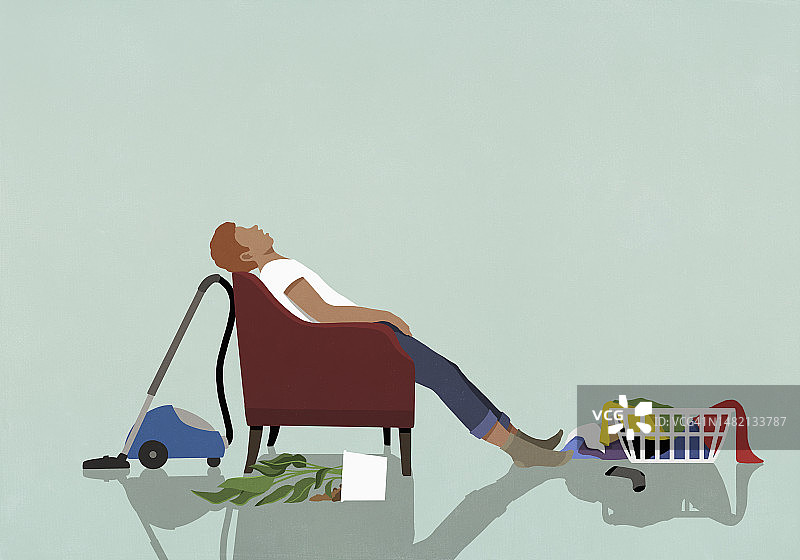 疲惫的男子在家里凌乱的客厅的扶手椅上睡觉图片素材
