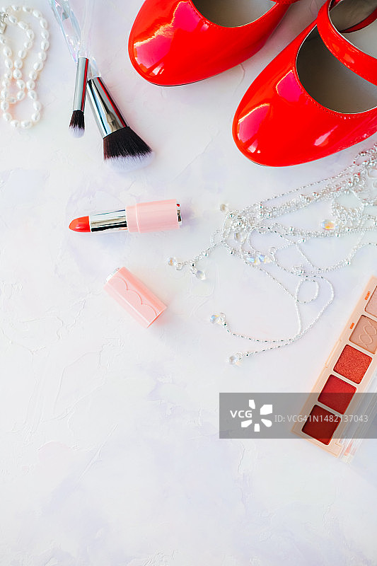 红色鞋子、化妆配件和宝石首饰图片素材