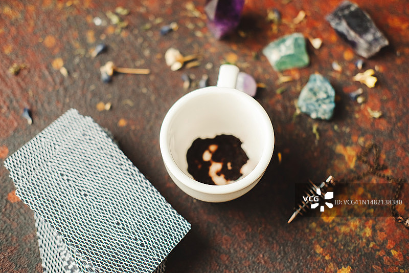 塔罗牌、咖啡渣杯、摆锤、石头和水晶图片素材